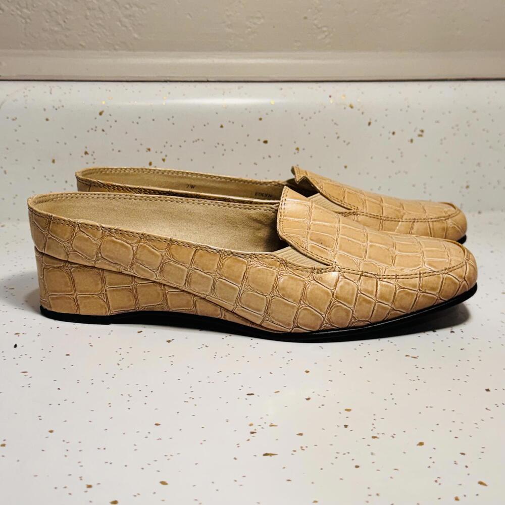 J.Renee Tan Croc-Embossed Leather Loafers Slip-On Womans Size 7 Pump Wedge Heel
